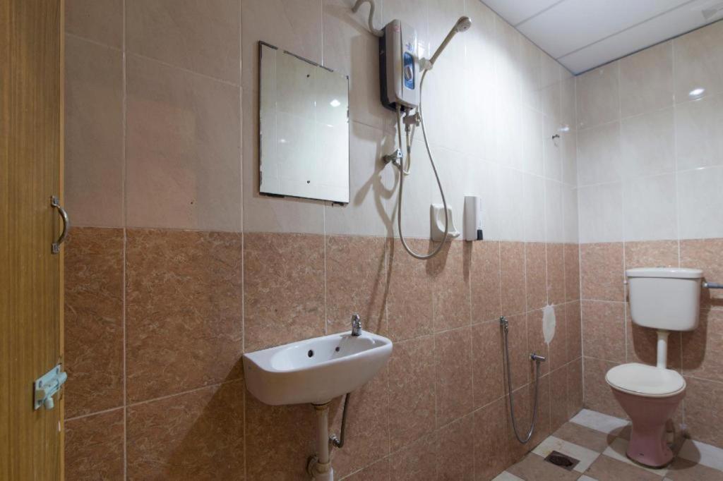 Oyo 44100 Hotel Casavilla Petaling Jaya Bagian luar foto